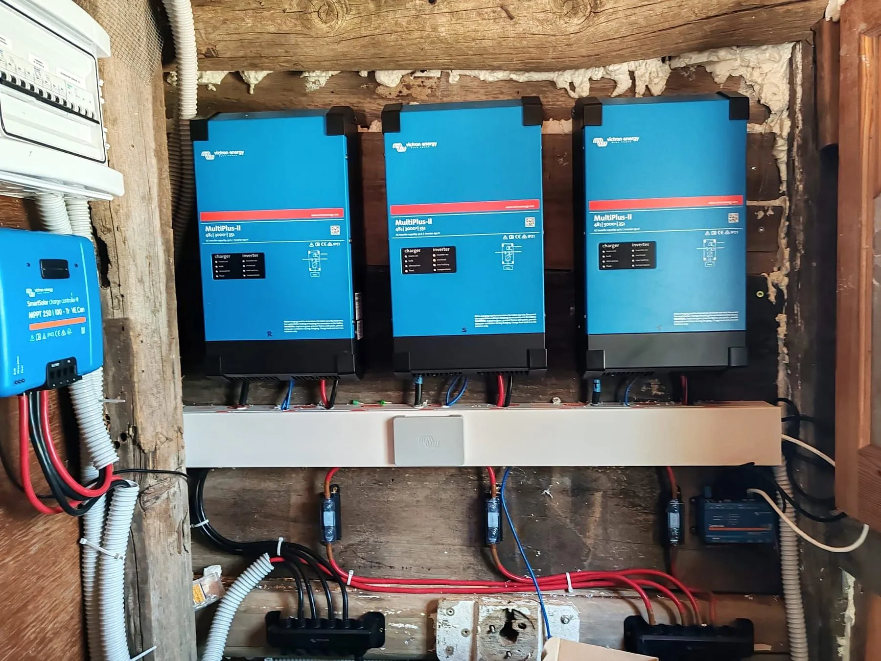 Off-grid system with three Victron MultiPlus-II inverter/chargers in three-phase and a SmartSolar MPPT controller, installed by Sysefen in Mallorca