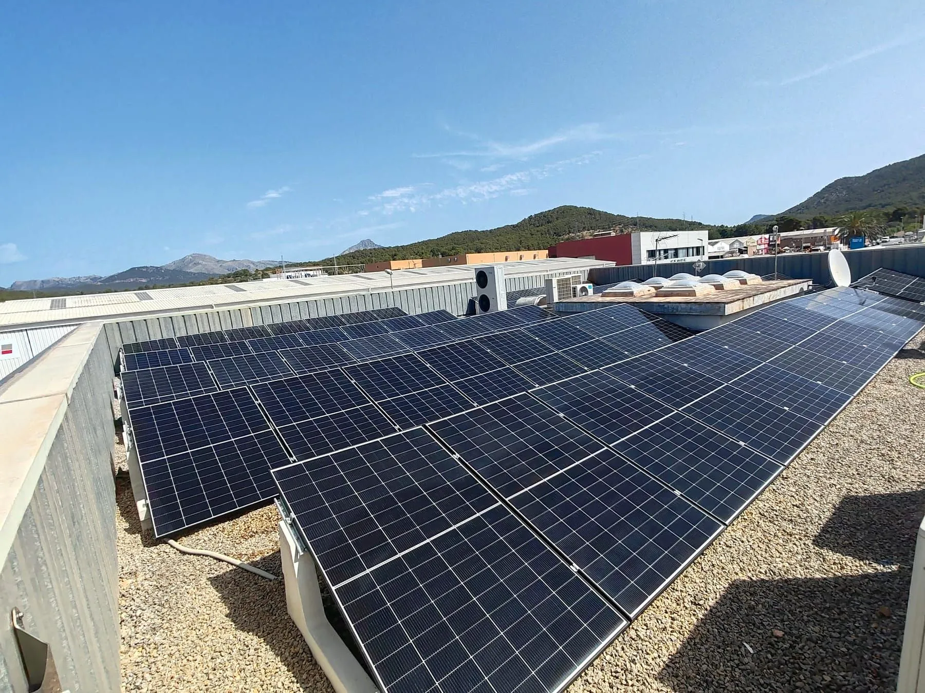 Solarmodule auf Aufständerung auf dem Flachdach einer Gewerbehalle auf Mallorca