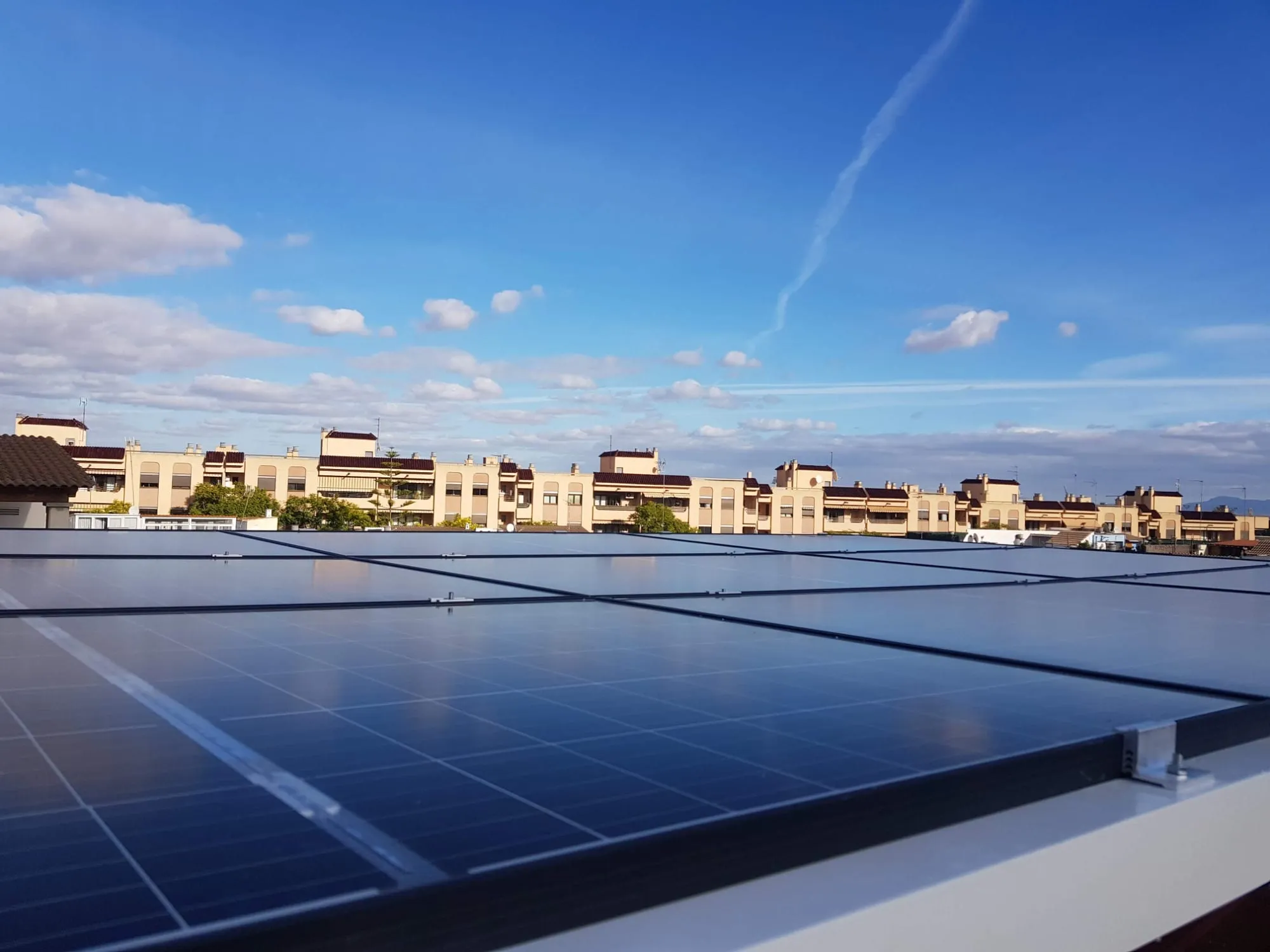 Placas solares en la cubierta plana de un edificio en Mallorca