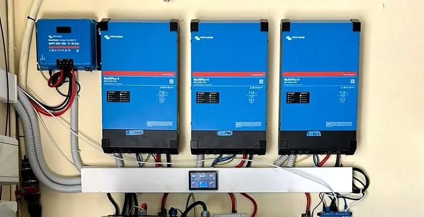 Instalación aislada con tres inversores Victron MultiPlus-II, regulador MPPT, pantalla Cerbo GX y baterías de litio en Mallorca