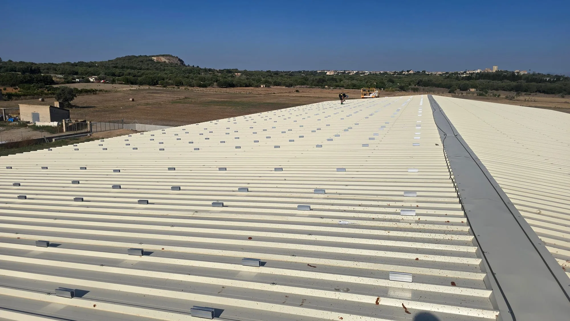 Cubierta metálica de una nave en Maria de la Salut antes de instalar 100 kW de placas solares