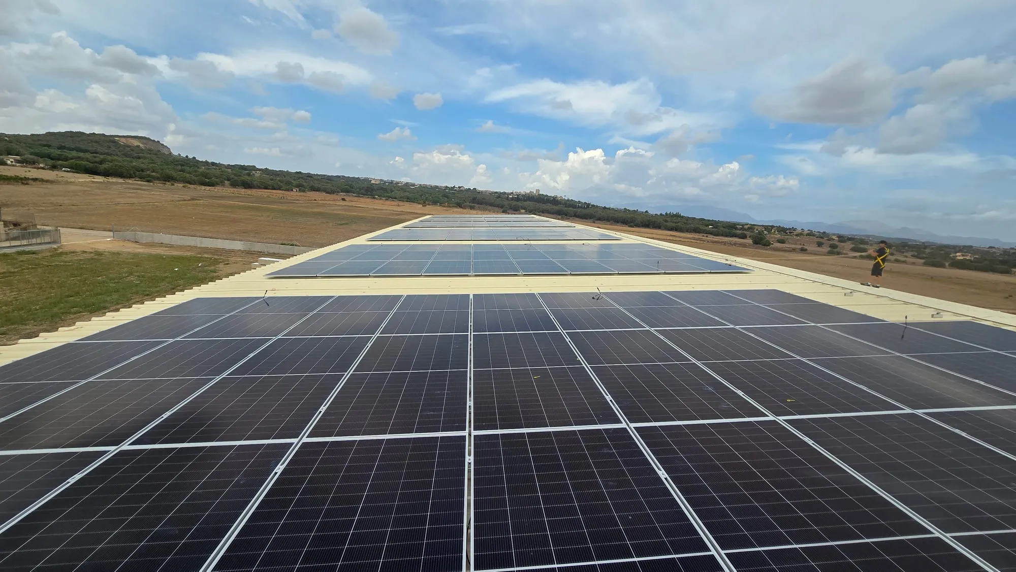 Cubierta de una nave en Maria de la Salut con la instalación fotovoltaica de 100 kW terminada por Sysefen