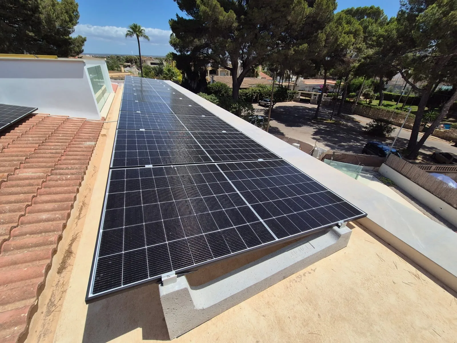Placas solares instaladas en la cubierta de una villa en Mallorca