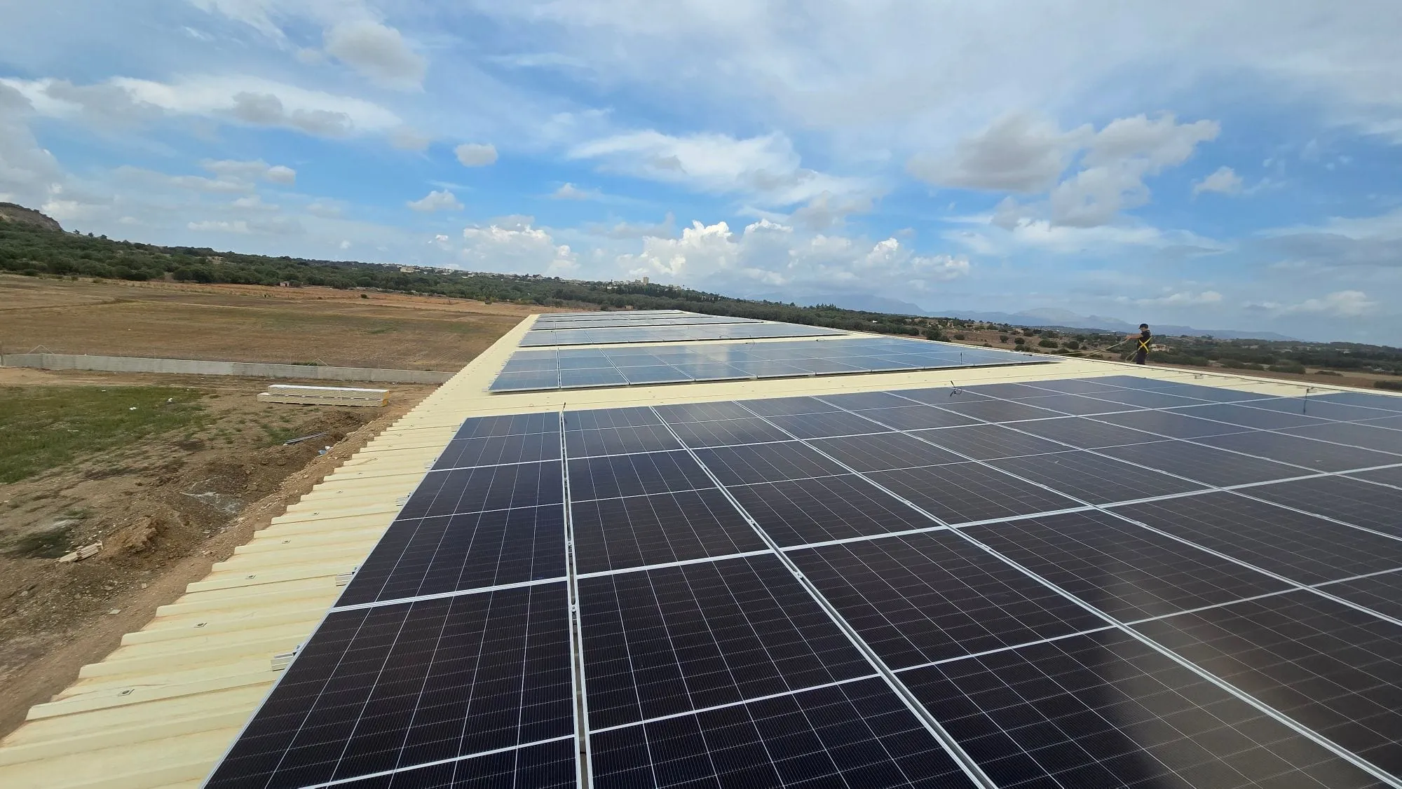 Placas solares sobre la cubierta de una nave industrial en Can Company, Maria de la Salut, instaladas por Sysefen