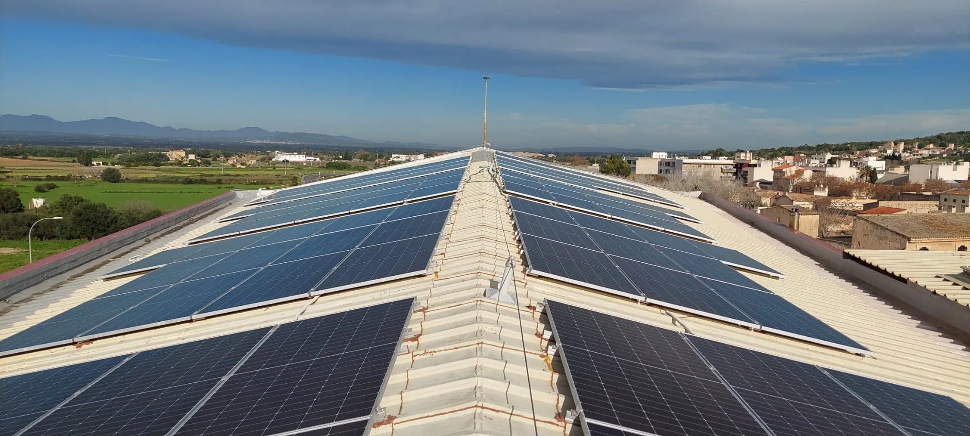 Placas solares a dos aguas sobre la cubierta de una nave industrial en el polígono Es Zagal, en Felanitx