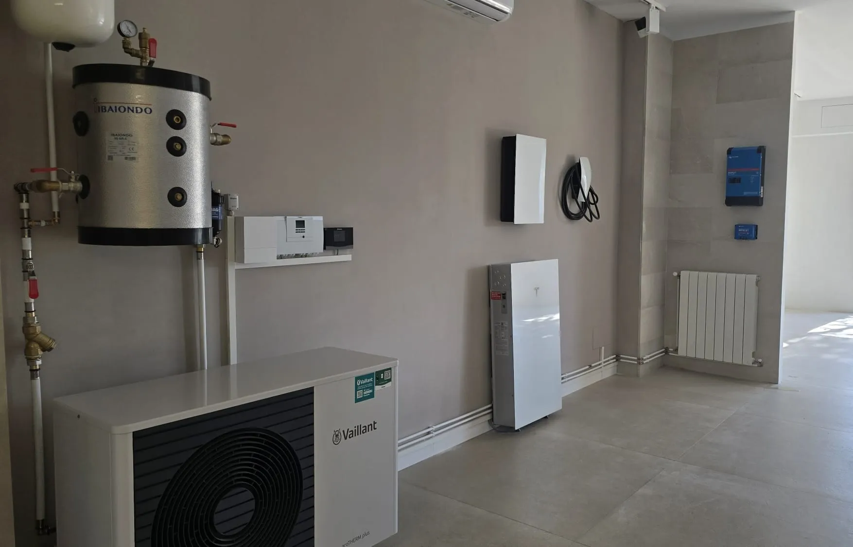 Showroom de Sysefen en Palma con aerotermia Vaillant, baterías Tesla Powerwall y cargador de coche eléctrico